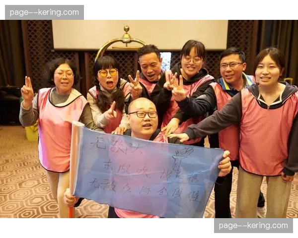 通讯:赛场外的“乒乓外交”,各国选手交换队徽合影留念 通讯:赛场外的“乒乓外交”,各国选手交换队徽合影留念