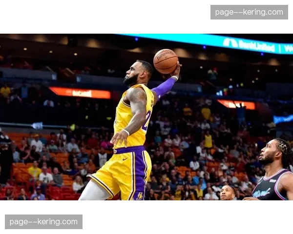 镜头聚焦：詹姆斯突破分球，精准找到底角空位的里夫斯命中关键三分。