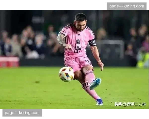 巴黎市区兴起“街头任意球挑战赛”，模仿球星主罚姿势