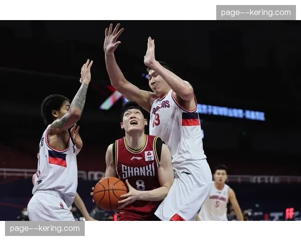 山西主场球迷高呼“MVP”，致敬行将退役的老将张宁