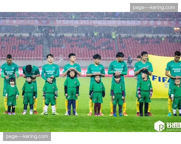 暖心一幕：球童迅速捡回皮球，得到客队教练组的点头致谢