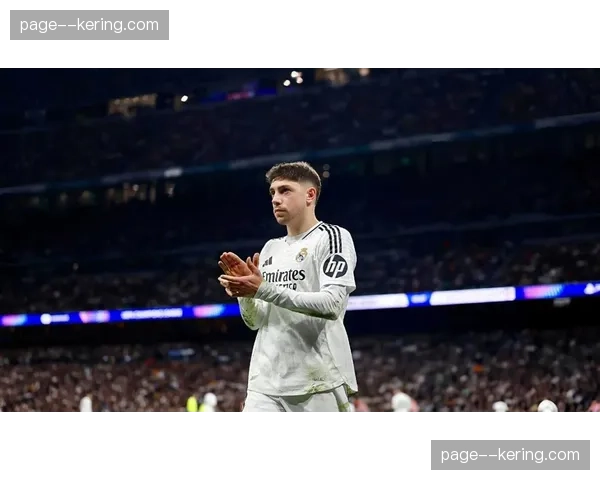 镜头捕捉：巴尔韦德世界波后冲向场边与安切洛蒂拥抱。